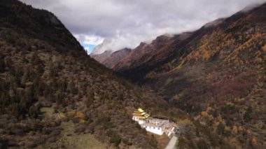 Changping Vadisi, Siguniang Ulusal Parkı 'nın batı Sichuan' da uçan insansız hava fotoğrafçılığı..