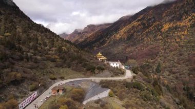 Changping Vadisi, Siguniang Ulusal Parkı 'nın batı Sichuan' da uçan insansız hava fotoğrafçılığı..