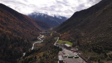 Changping Vadisi, Siguniang Ulusal Parkı 'nın batı Sichuan' da uçan insansız hava fotoğrafçılığı..
