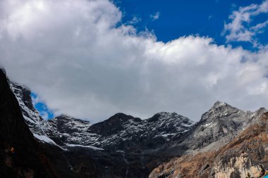 Siguniang Dağı 'nın manzarası ya da Çin' in batı Sichuan bölgesindeki Aba Tibet ve Qing Özerk Bölgesi 'nde bulunan dört kız dağı..