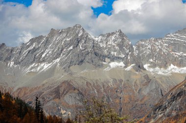 Siguniang Dağı 'nın manzarası ya da Çin' in batı Sichuan bölgesindeki Aba Tibet ve Qing Özerk Bölgesi 'nde bulunan dört kız dağı..