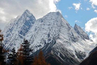 Siguniang Dağı 'nın manzarası ya da Çin' in batı Sichuan bölgesindeki Aba Tibet ve Qing Özerk Bölgesi 'nde bulunan dört kız dağı..