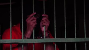 Mahkûm Pişmanlıkla Ellerini Bir Hapishane Hücresinin Dışına Asıyor