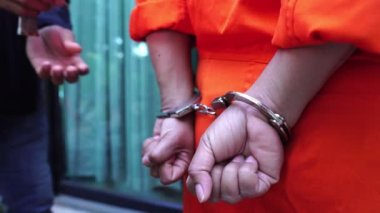 Suçlu kelepçelendi ve karakola götürüldü.