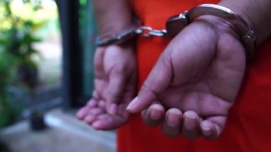 Suçlu kelepçelendi ve karakola götürüldü.