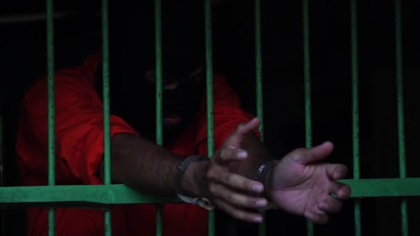 Vězeň Lítostivě Věší Ruce Mimo Vězeňskou Celu — Stock video