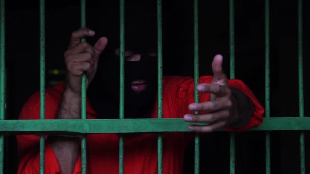 Κρεμάει Χέρια Του Έξω Από Ένα Κελί Φυλακής — Αρχείο Βίντεο