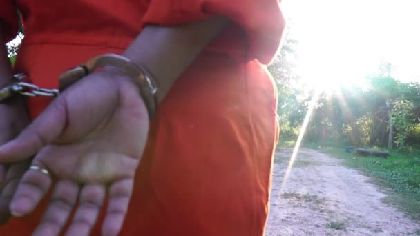 범죄자는 수갑을 경찰서로 — 비디오
