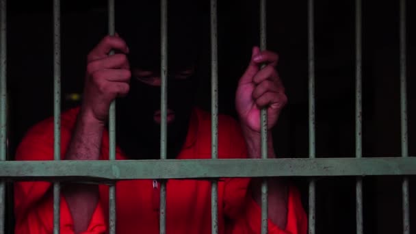 Язнений Запам Ятався Простягнув Руки Межі Язничної Клітини — стокове відео