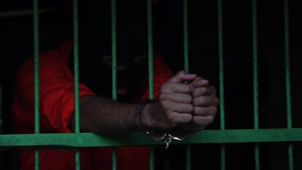 Więzień Żalem Wisi Zewnątrz Celi Więziennej — Wideo stockowe