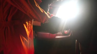 Kaçağın gece tutuklanması, video.