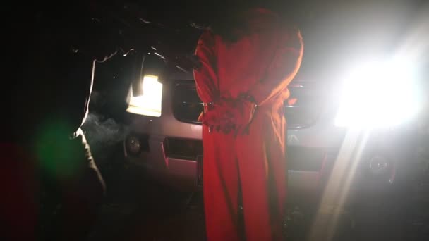 Polis Beväpnad Med Automatgevär Arresterar Rymling Natten Video — Stockvideo