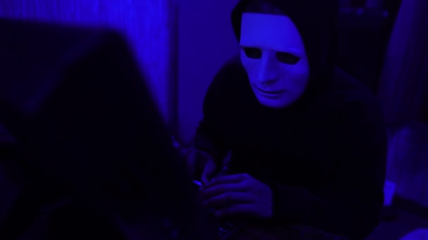 戴面具的危险黑客闯入政府数据服务器 — 图库视频影像