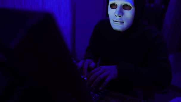 Gevaarlijke Hacker Dragen Masker Breekt Overheid Data Server — Stockvideo