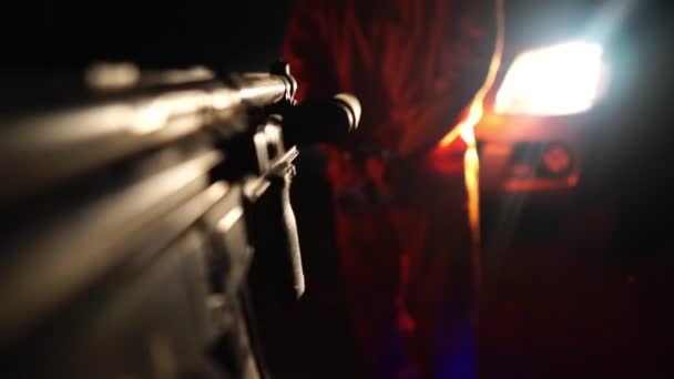 Polițist Înarmat Pușcă Automată Arestând Fugar Noaptea Video — Videoclip de stoc