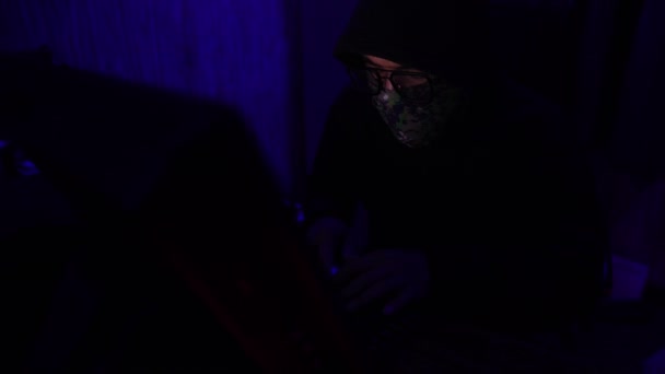 Gefährlicher Hacker Mit Kapuze Bricht Regierungsdatenserver Ein — Stockvideo