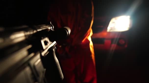 Politimand Bevæbnet Med Automatisk Riffel Arrestere Flygtning Natten Video – Stock-video