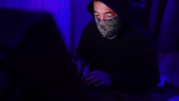 Небезпечний Капюшоном Хакер Розбивається Державний Сервер Даних — стокове відео