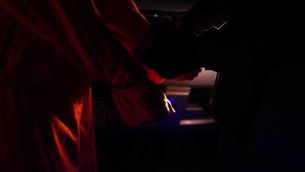 Fugitivo Siendo Arrestado Por Noche Vídeo — Vídeos de Stock