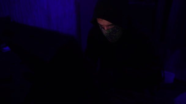 Niebezpieczny Zakapturzony Haker Włamuje Się Rządowego Serwera Danych — Wideo stockowe