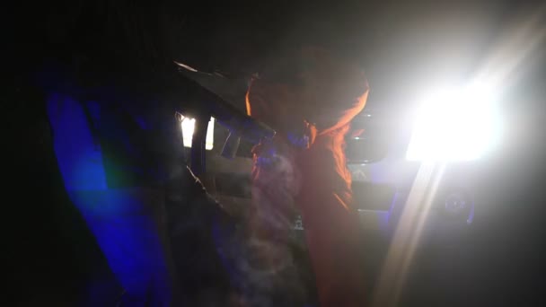 Policjant Uzbrojony Karabin Automatyczny Aresztujący Zbiega Nocy Wideo — Wideo stockowe