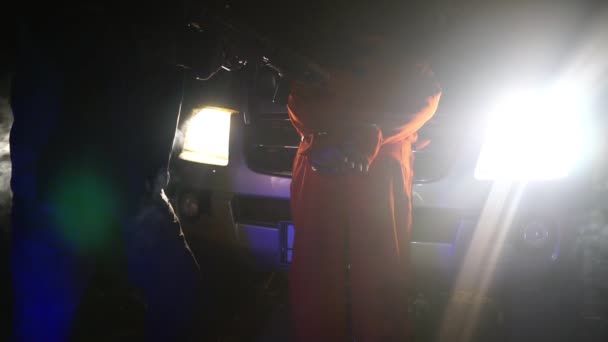 Полицейский Вооруженный Автоматической Винтовкой Арестовывает Беглеца Ночью Видео — стоковое видео