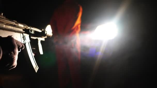 Politimann Bevæpnet Med Automatgevær Som Arresterer Rømling Natten Video – stockvideo