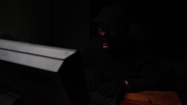 Peligroso Hacker Con Capucha Irrumpe Servidor Datos Del Gobierno — Vídeo de stock