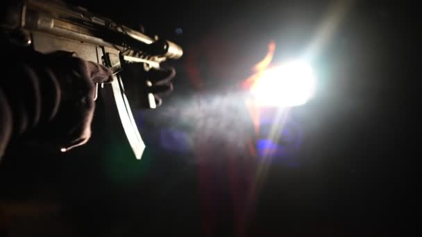 Polis Beväpnad Med Automatgevär Arresterar Rymling Natten Video — Stockvideo