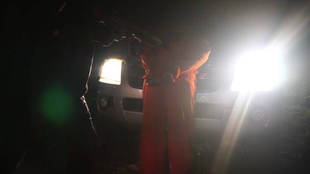 Policjant Uzbrojony Karabin Automatyczny Aresztujący Zbiega Nocy Wideo — Wideo stockowe