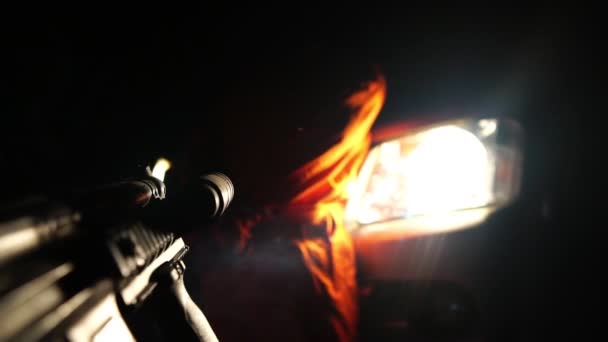 Policía Armado Con Rifle Automático Arrestando Fugitivo Por Noche Video — Vídeo de stock