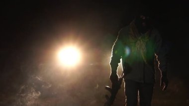 Ulusal ayrımcılık kavramına karşı toplumsal huzursuzluk, makineli tüfekli adam
