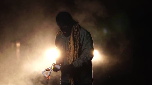 反对民族歧视观念的社会动荡 手里拿着自制燃烧弹的男人的情感画像 — 图库视频影像