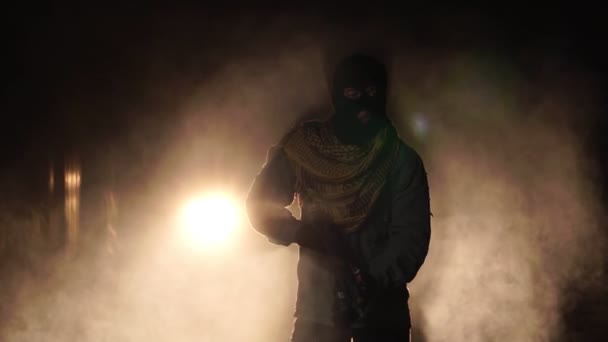 Ulusal Ayrımcılık Kavramına Karşı Toplumsal Huzursuzluk Makineli Tüfekli Adam — Stok video