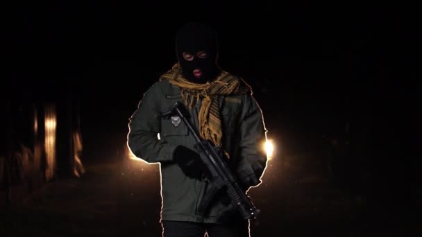 国家の差別概念に対する社会不安 機関銃を持つ男 — ストック動画