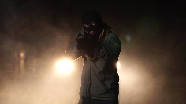 Ulusal Ayrımcılık Kavramına Karşı Toplumsal Huzursuzluk Makineli Tüfekli Adam — Stok video