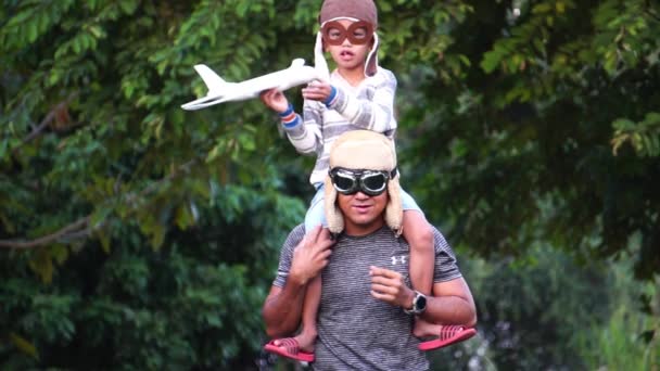 Menino Asiático Feliz Seu Pai Vestindo Bonés Aviador Brincando Com — Vídeo de Stock