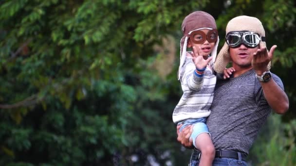 Glücklicher Asiatischer Kleiner Junge Und Sein Vater Mit Fliegermützen Park — Stockvideo