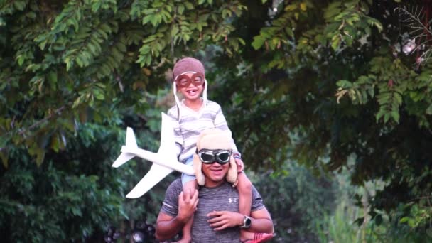 Šťastný Asijský Malý Chlapec Jeho Otec Nosí Čepice Létavce Hrát — Stock video