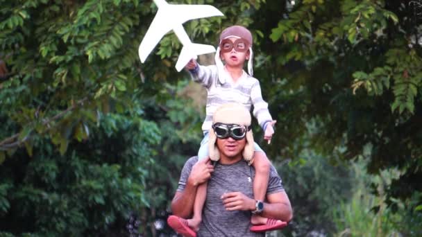 Feliz Niño Asiático Padre Con Gorras Aviador Jugando Con Aeroplano — Vídeos de Stock