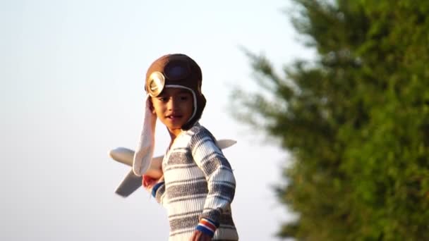 Happy Asijské Dítě Hrát Pěnou Letadlo Parku — Stock video