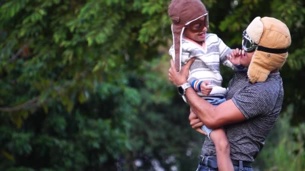 Felice Asiatico Bambino Suo Padre Indossa Cappelli Aviatore Nel Parco — Video Stock