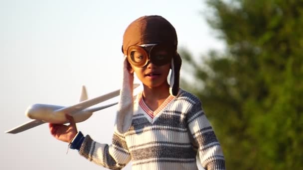 Щаслива Азіатська Дитина Бавиться Літаком Піною Парку — стокове відео