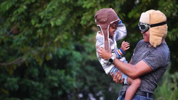 Feliz Niño Asiático Padre Con Gorras Aviador Parque — Vídeo de stock
