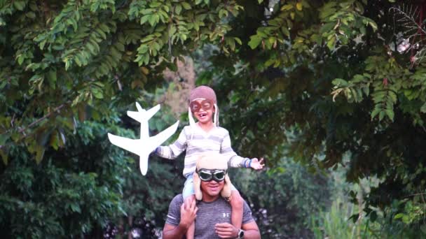 Feliz Niño Asiático Padre Con Gorras Aviador Jugando Con Aeroplano — Vídeo de stock