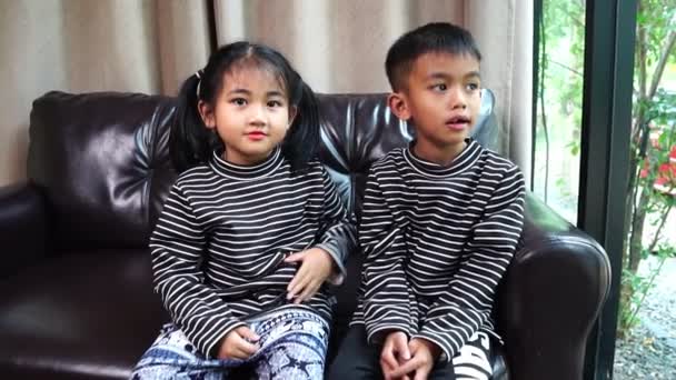 Азіатський Маленький Хлопчик Дівчинка Разом Дивані Вдома — стокове відео