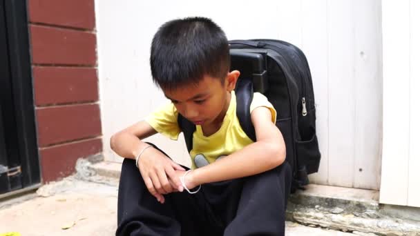 Сумний Маленький Бездомний Хлопчик Рюкзаком Сидить Підлозі — стокове відео