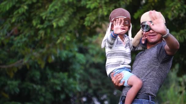 Felice Asiatico Bambino Suo Padre Indossa Cappelli Aviatore Nel Parco — Video Stock