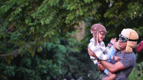 Šťastný Asijský Malý Chlapec Jeho Otec Nosí Čepice Parku — Stock video