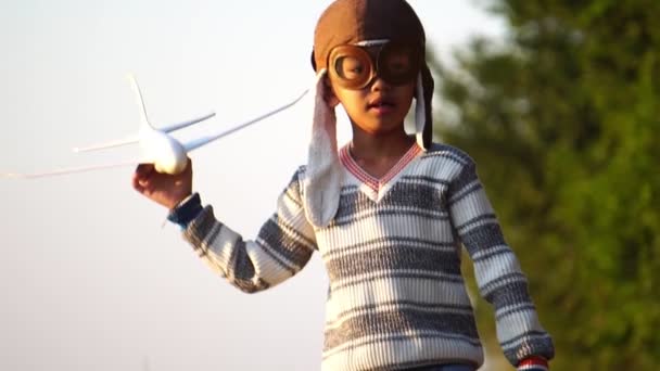 Ευτυχισμένο Ασιατικό Παιδί Παίζει Αεροπλάνο Αφρό Στο Πάρκο — Αρχείο Βίντεο